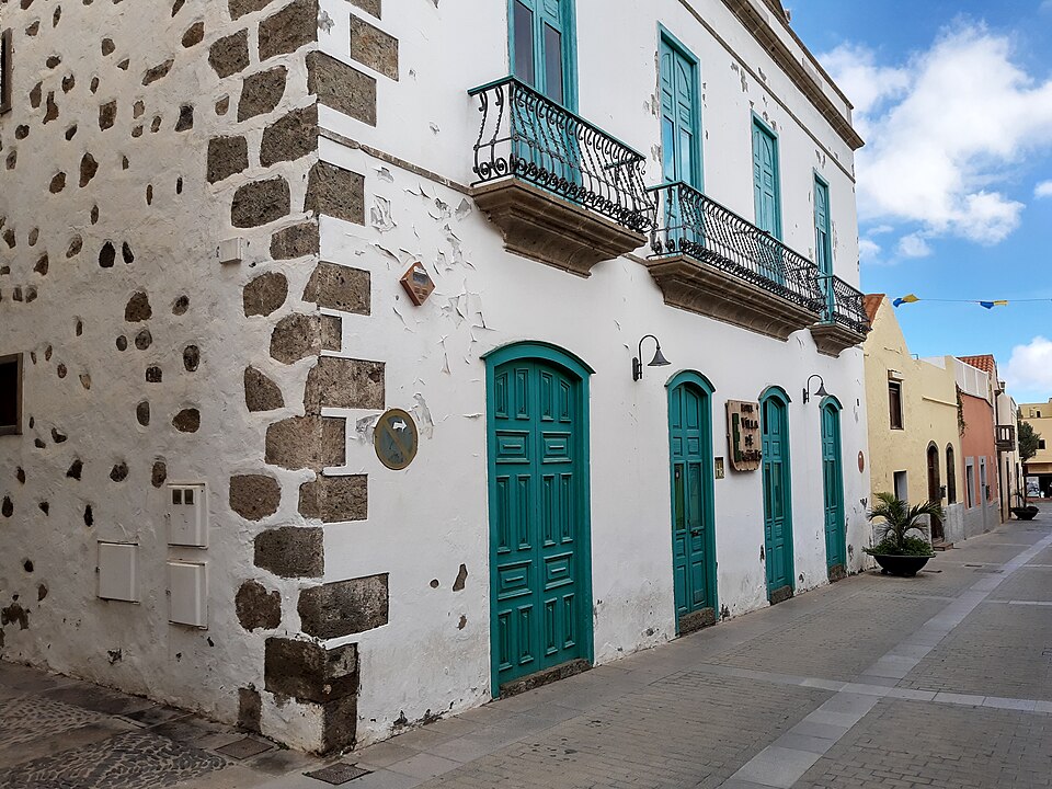 File:Agüimes, Gran Canaria, street.jpg