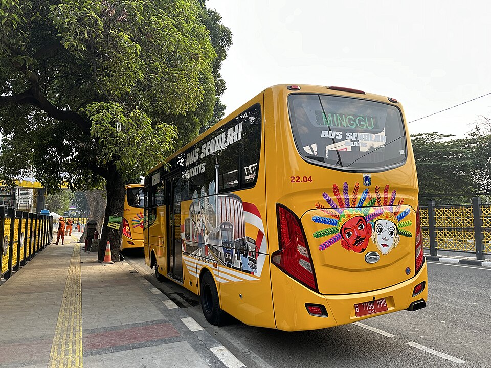 File:Bus Sekolah Jakarta.jpg
