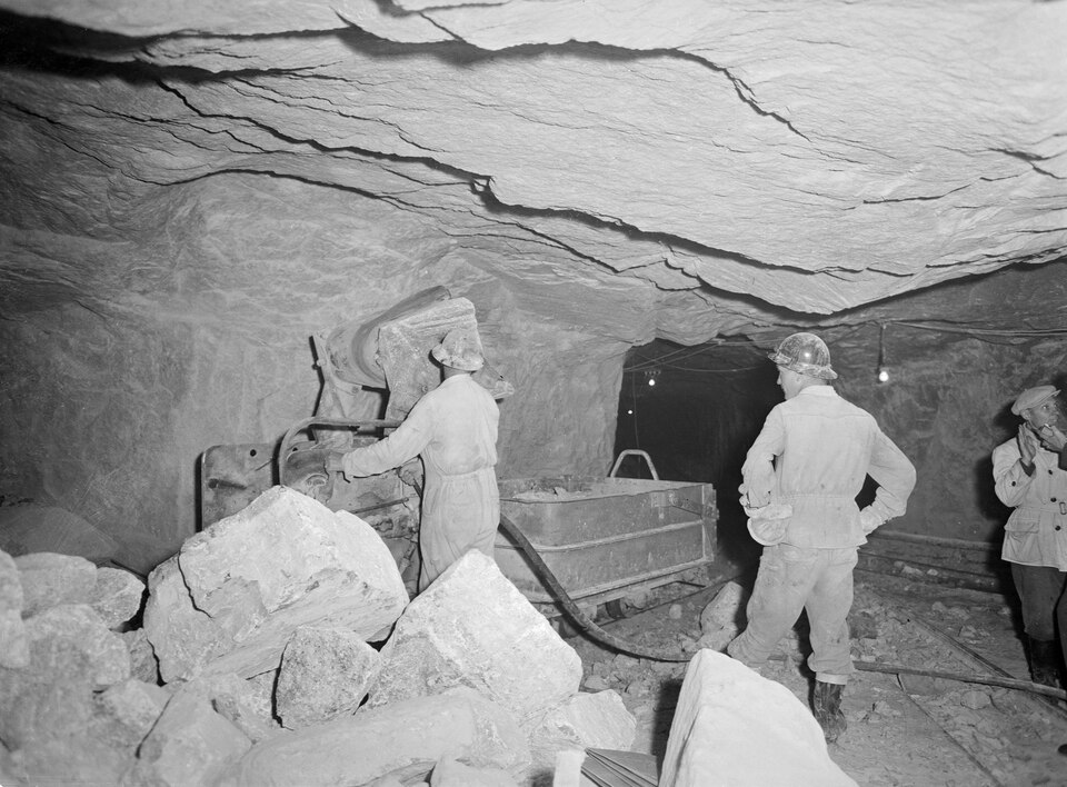 File:Limestone mine 1950 (JOKAMT2Teo60-3).tif