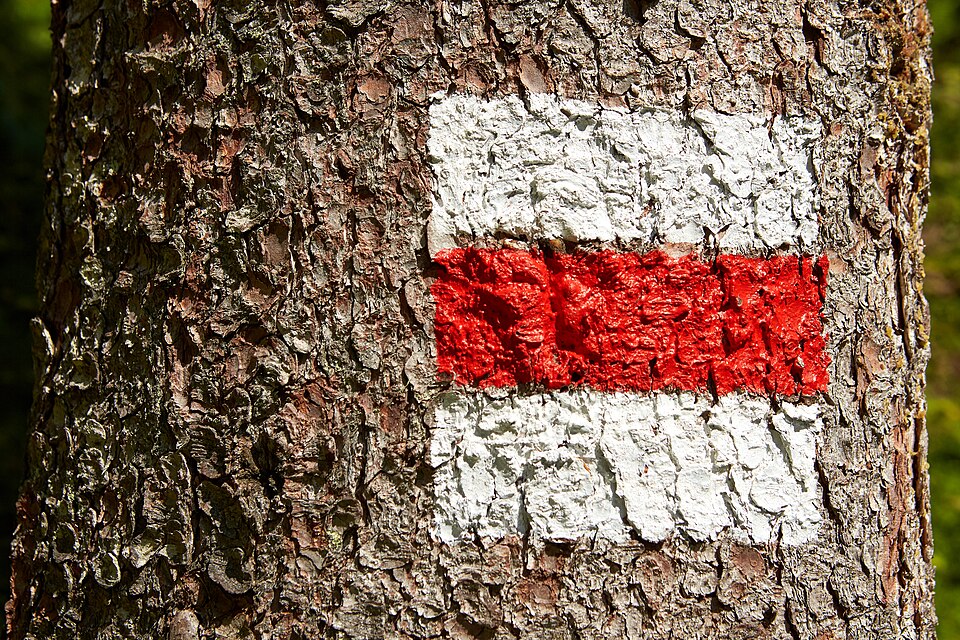 File:Swiss Trail Blazing Sign 2019-08-31 13-00.jpg