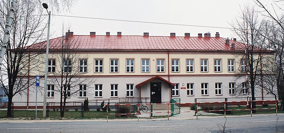 File:Szkoła w Nieradzie 21.jpg