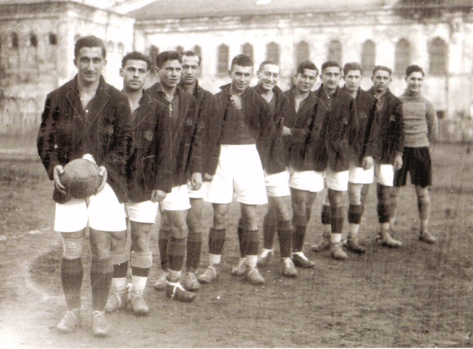 File:1930-31 Galatasaray.jpg