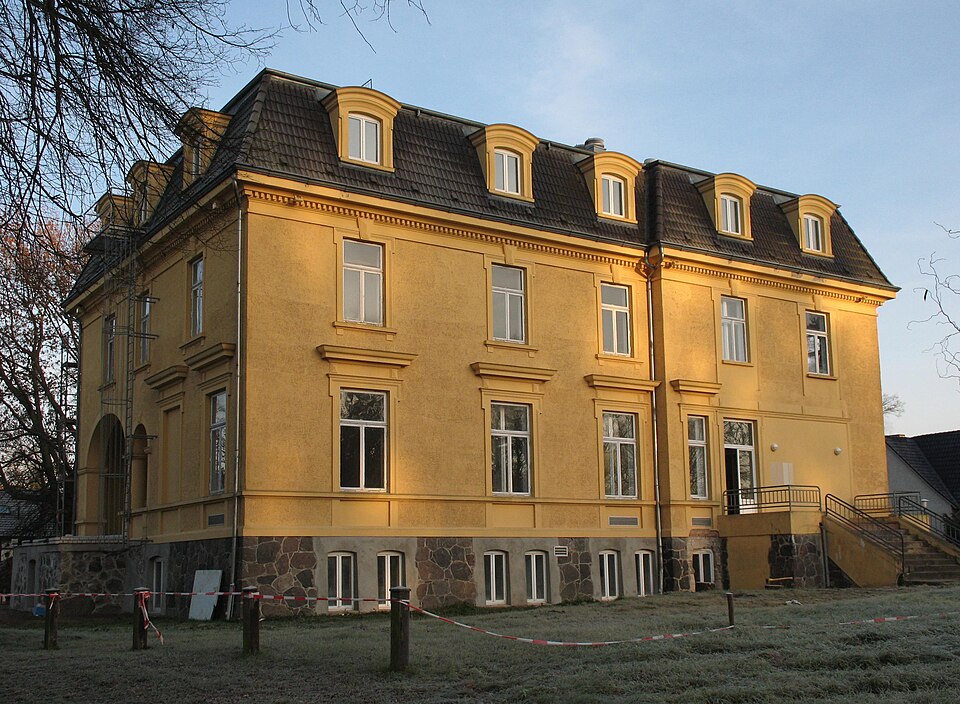 File:Leizen manor.jpg