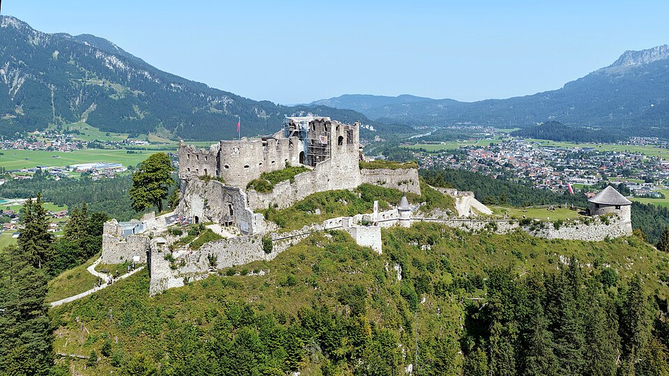 File:Reutte - Burgruine Ehrenberg.JPG