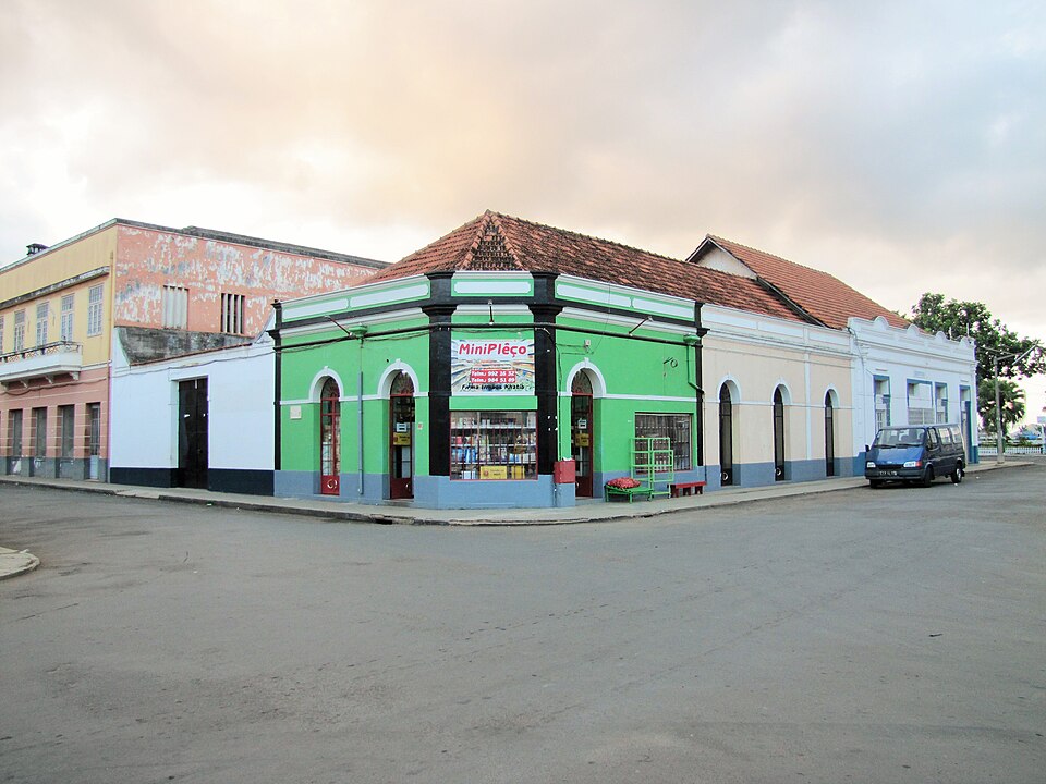 File:Sao Tome MiniPleco Minimart (16061556230).jpg