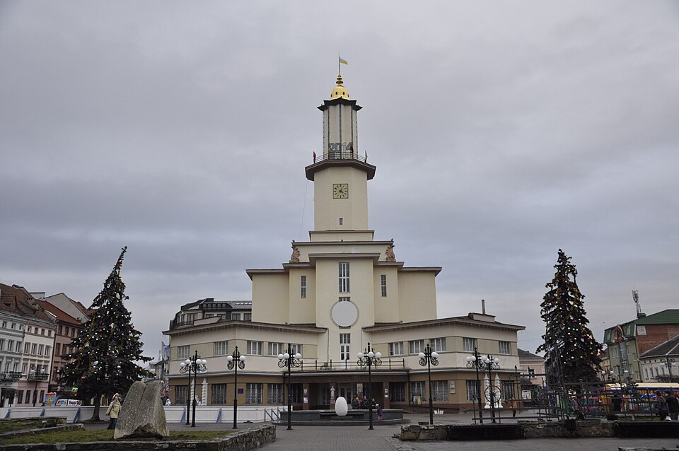 File:Міська ратуша Івано-Франківськ.JPG