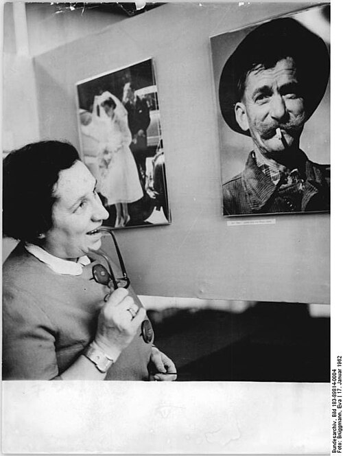 File:Bundesarchiv Bild 183-89814-0004, Berlin, tschechische Fotoausstellung.jpg