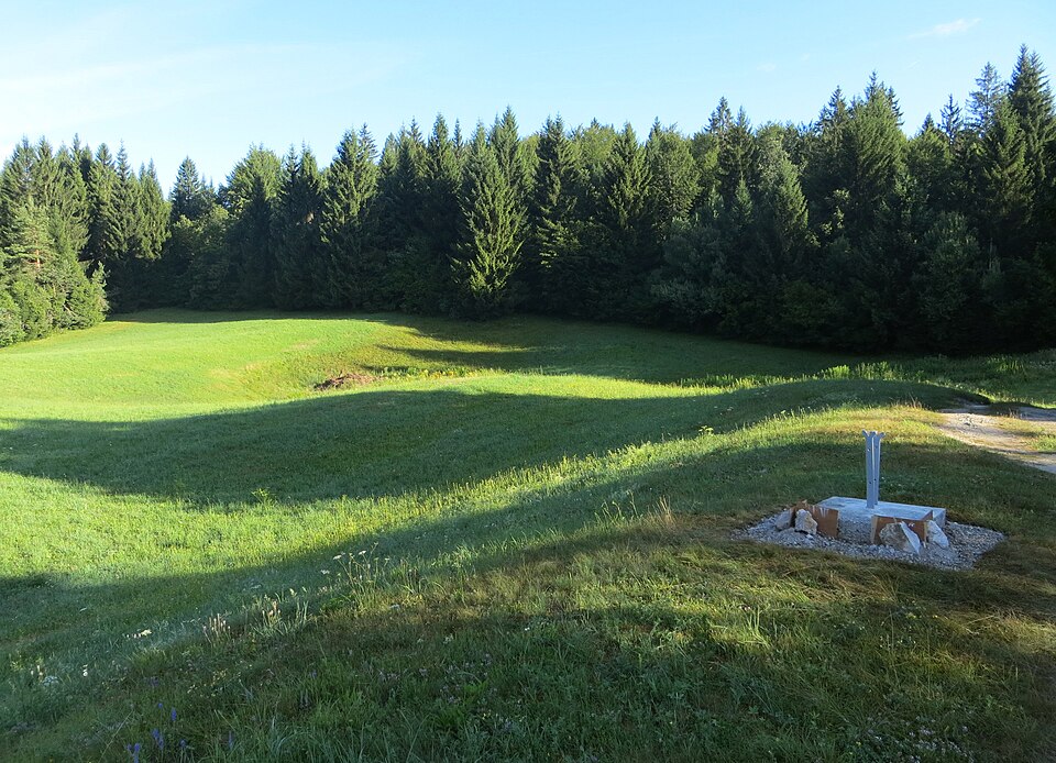 File:Golo Ig Slovenia - mass grave.jpg