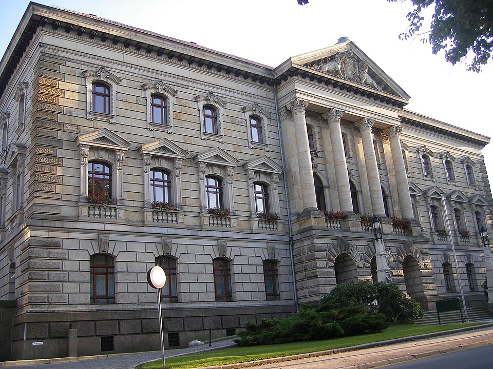 File:Landratsamt Altenburger Land.jpg