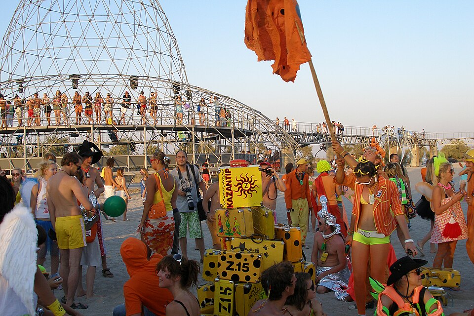 File:People at KaZantip.jpg