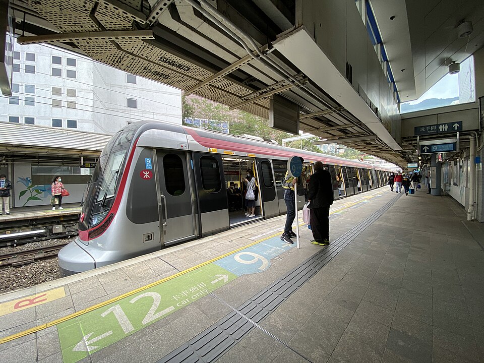 File:Staff in Kowloon Tong Station 202102.jpg