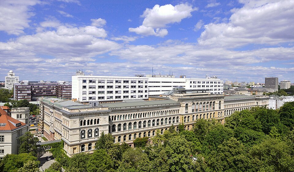 File:TU Berlin Hauptgebaeude070710 UlrichDahl.jpg