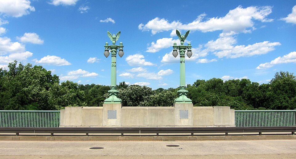 File:Taft - lamp posts.JPG