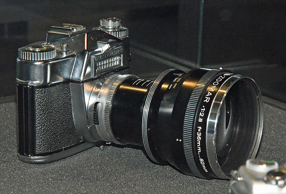 File:Voigtlander Bessamatic avec Zoomar.jpg