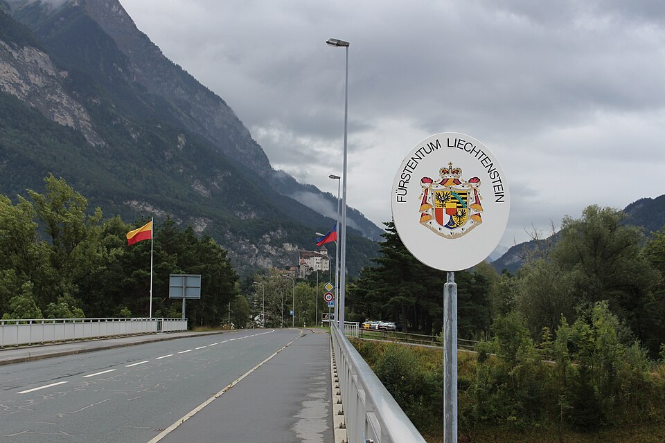 File:Впереди Княжество Лихтенштейн - panoramio.jpg