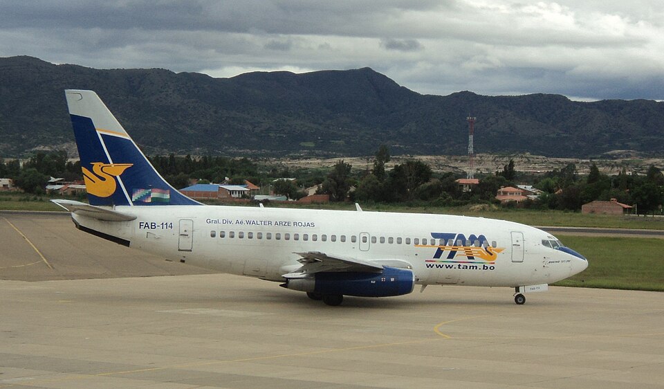 File:Boeing 737-200 de TAM en Tarija.JPG