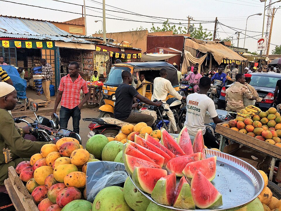 File:Niger, Dosso (5), busy street.jpg