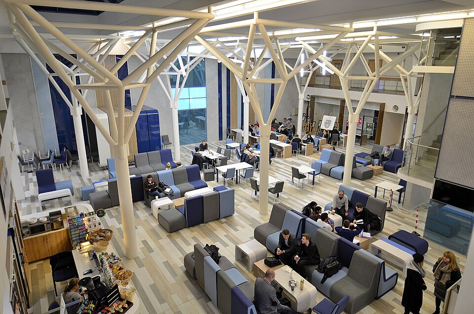 File:Atrium Akademia Leona Koźmińskiego.JPG