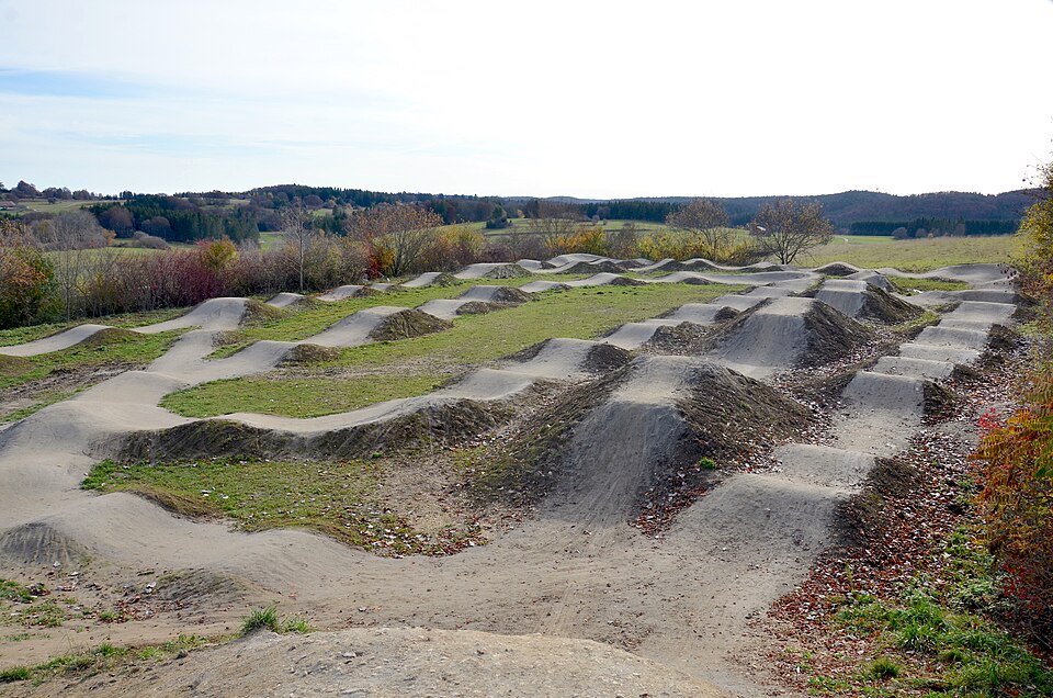 File:Dirt-Park auf dem Blumersberg (Meßstetten).jpg