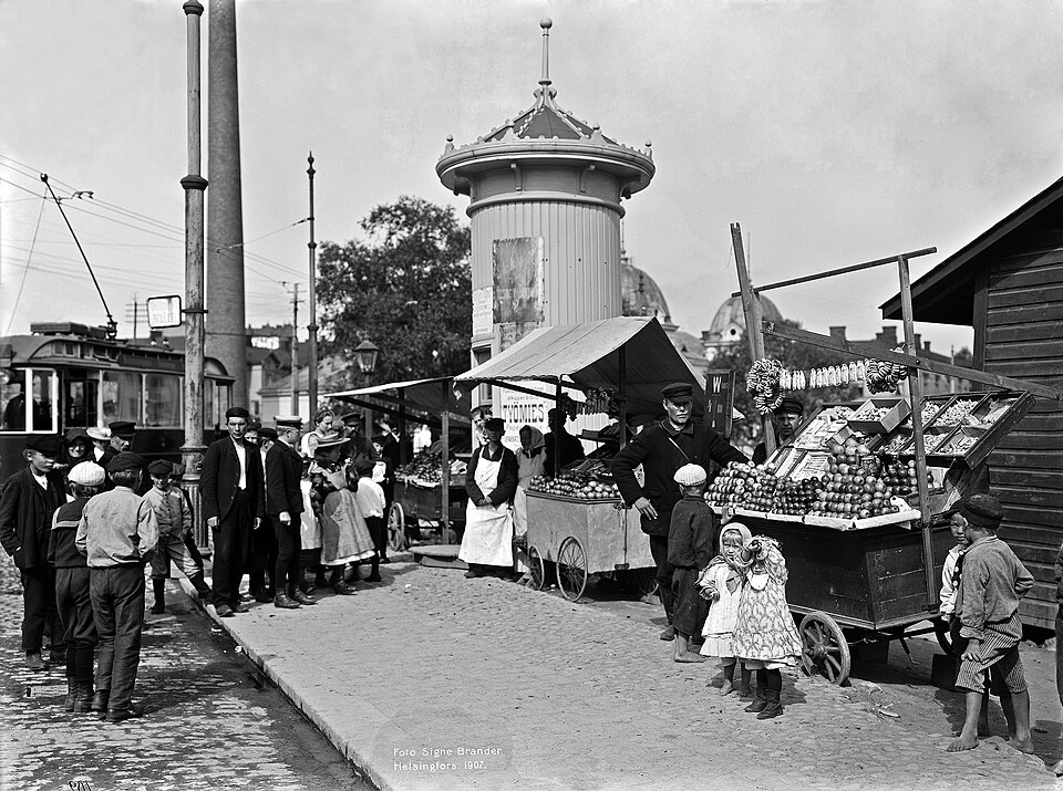 File:Venäläisiä hedelmäkauppiaita Hakaniementorilla 1907.jpg