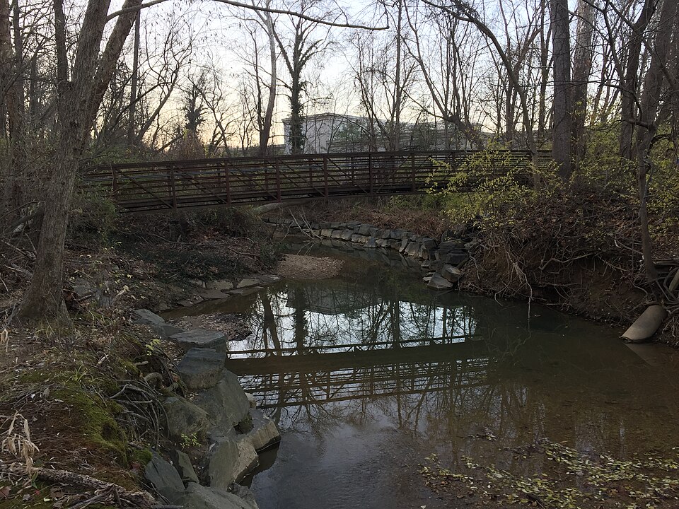 File:Wilcoxon Park 3rd footbridge 2020.jpg