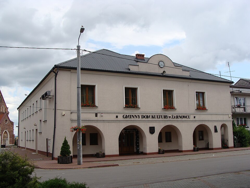 File:Żarnowiec gminny dom kultury.jpg