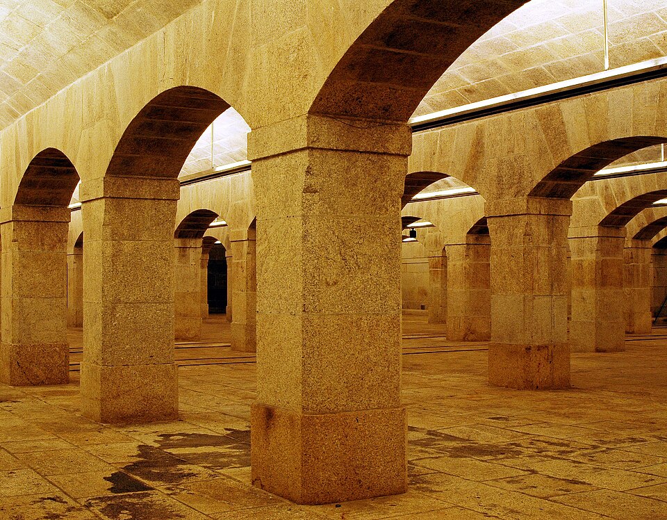 File:Alfândega Nova - Cave.jpg