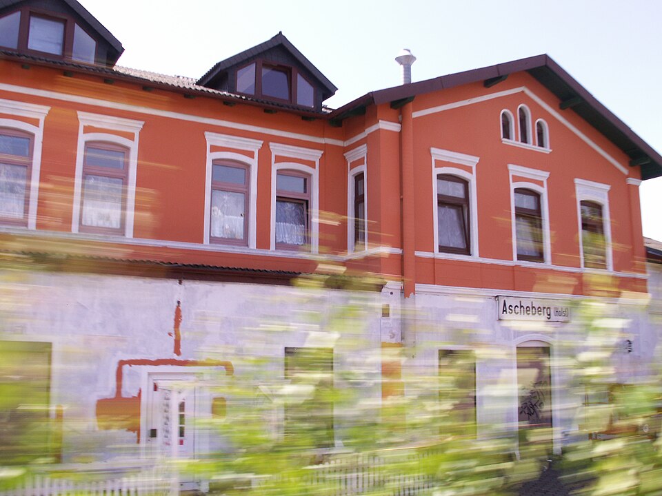 File:Aschebergbahnhof.JPG