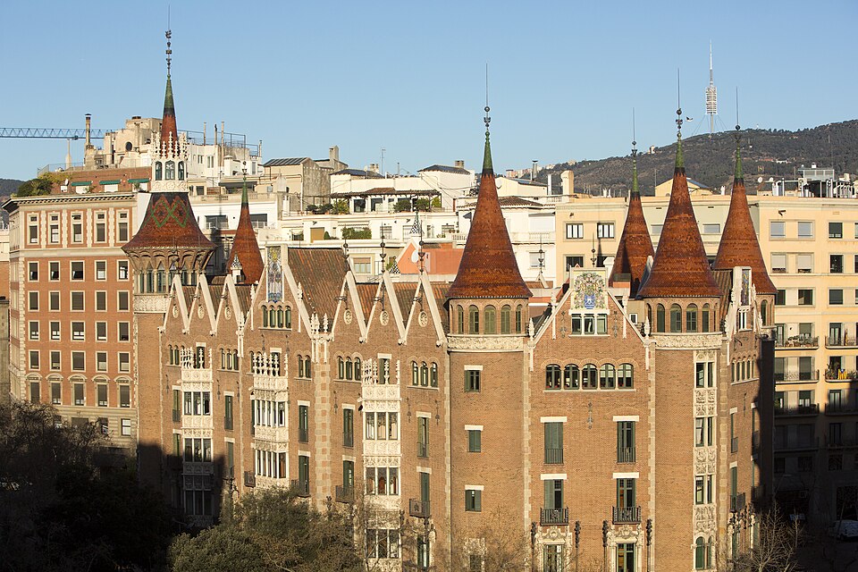File:Casa de les Punxes .jpg