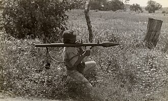 Combatiente sandinista con un RPG