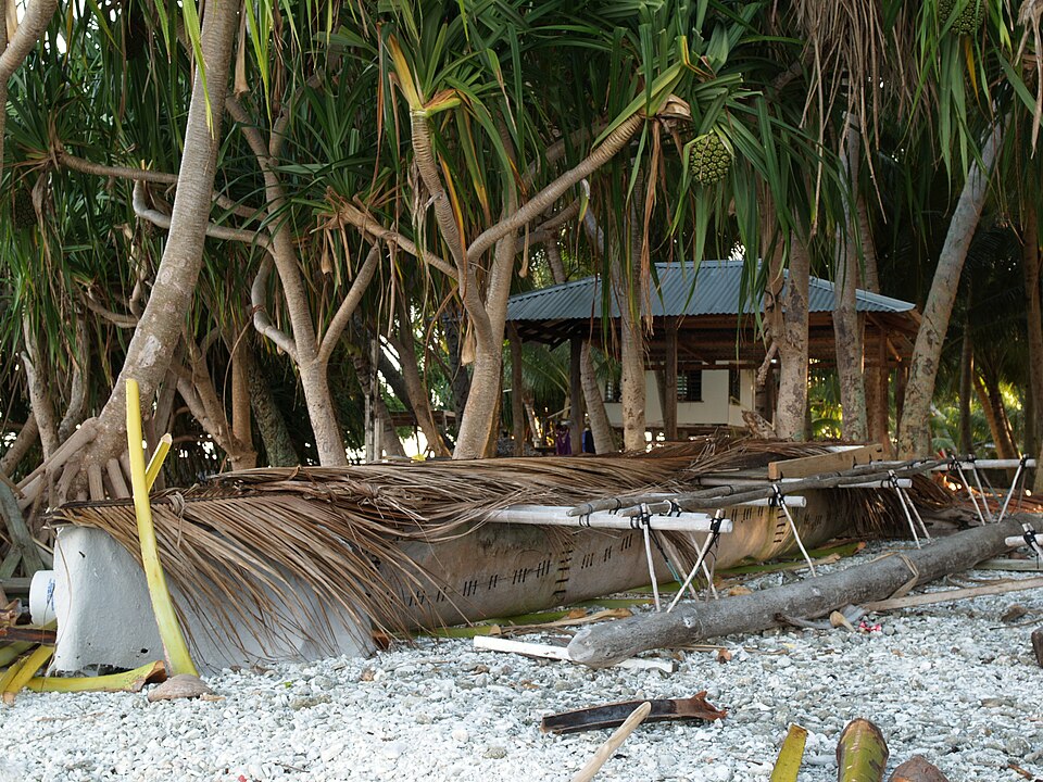 File:Tokelau Atafu vaka canoe. 20070715.jpg
