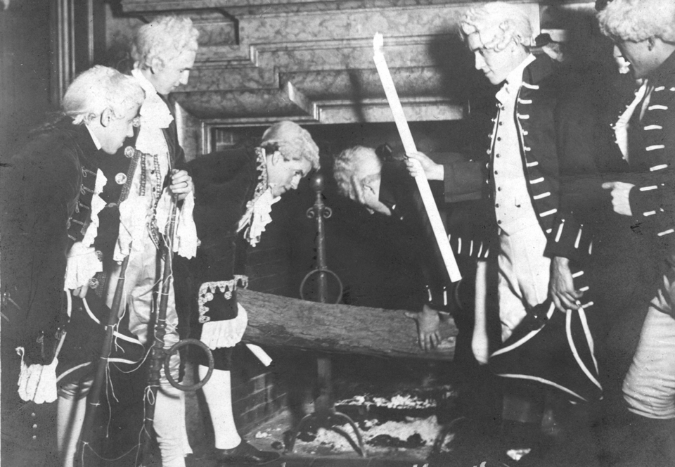 File:Yule Log Ceremony 1910.png