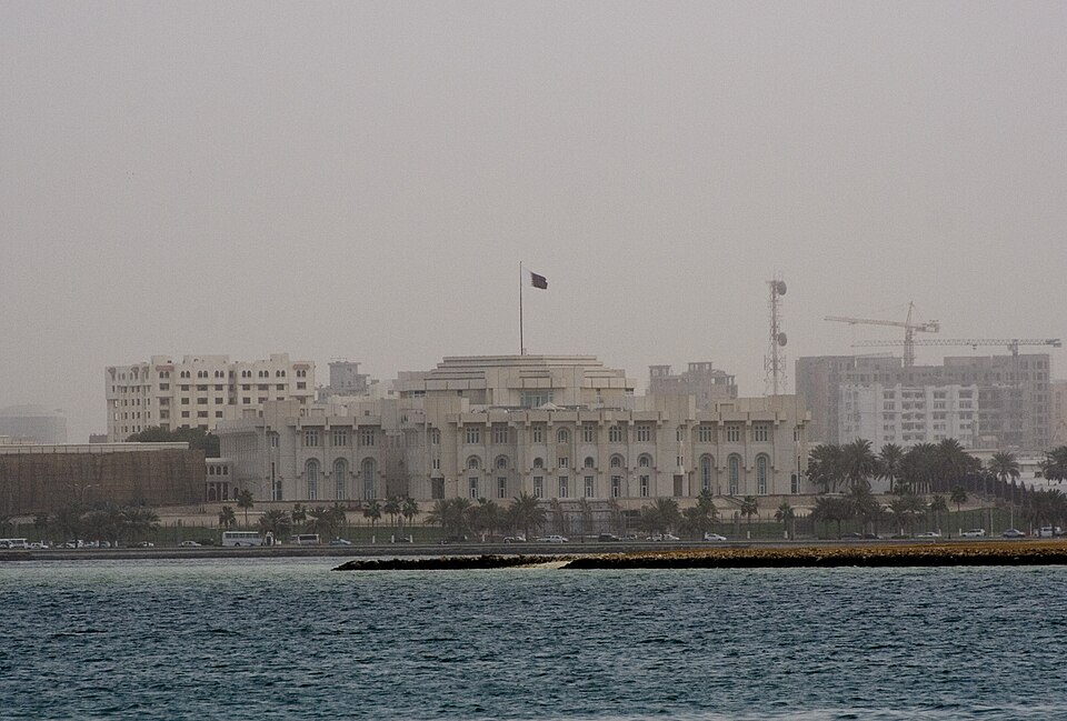 File:Far view of Qatar Amiri Diwan.jpg