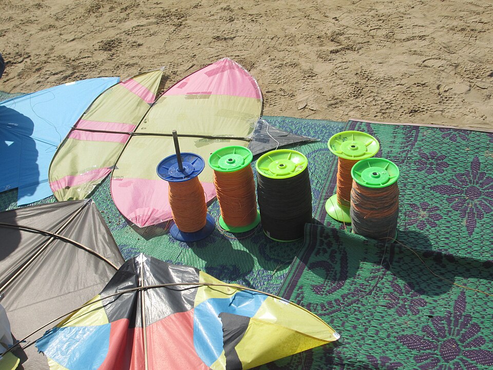 File:Pakistan Kites and String.JPG