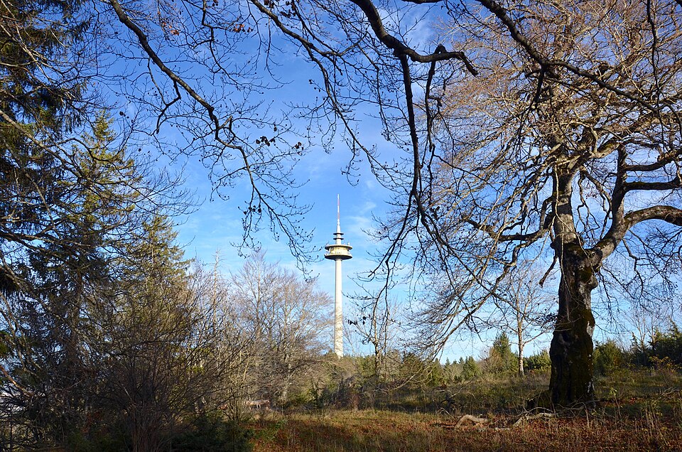 File:WSG Eisenbrunnen-Sandbrunnen, Fernmeldeturm Plettenberg.jpg