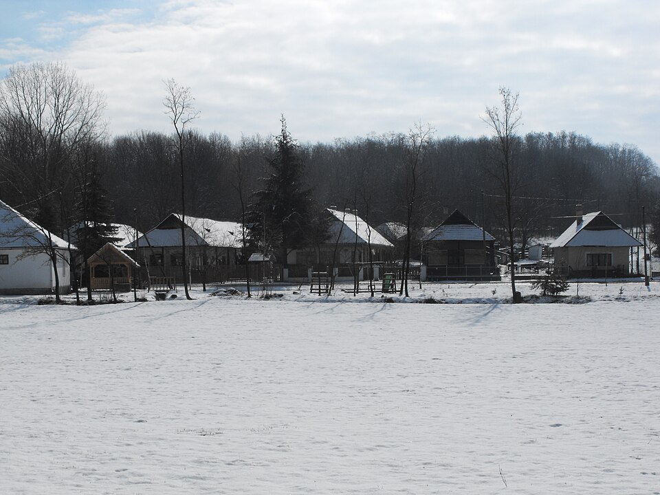 File:CserehatKereszteteHouses.JPG