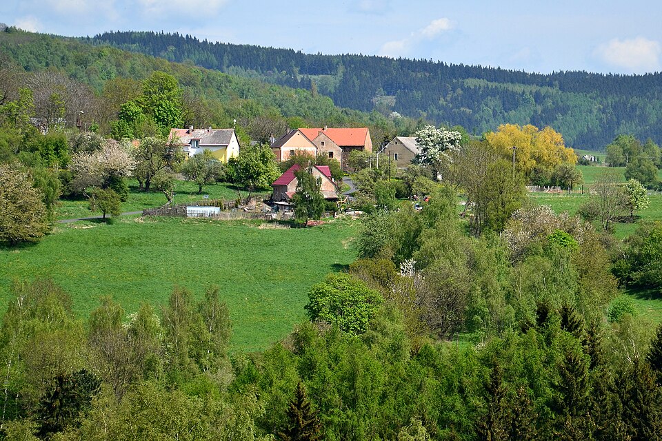 File:Domašín - pohled z jihozápadu.jpg