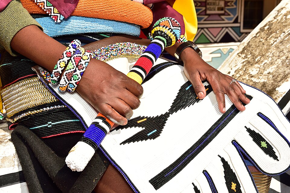 File:Ndebele Village, Mpumalanga, South Africa (20329039339).jpg