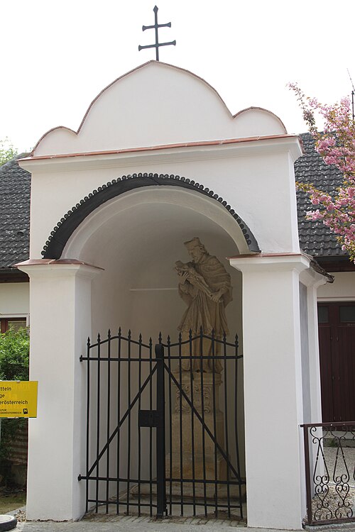 File:Traismauer-NepomukkapelleGartenring.JPG