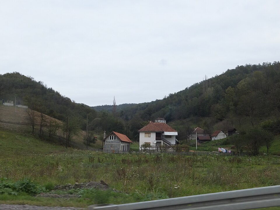 File:Ugrinovci, Pogled na selo, M03.jpg