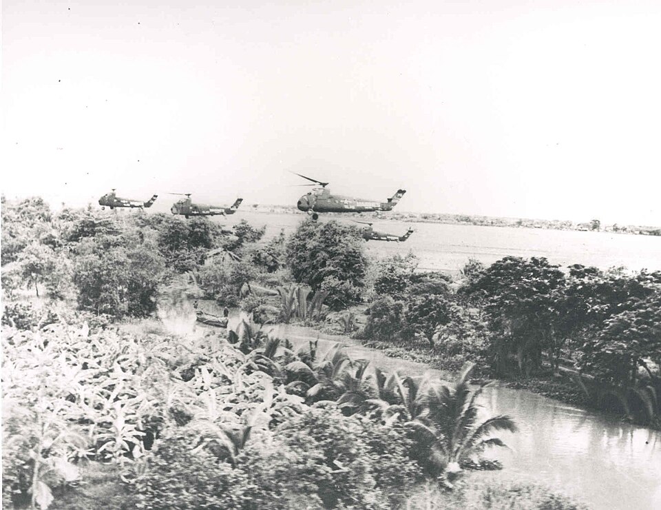 File:HUS-1s HMM-362 in flight Vietnam 1962.jpg