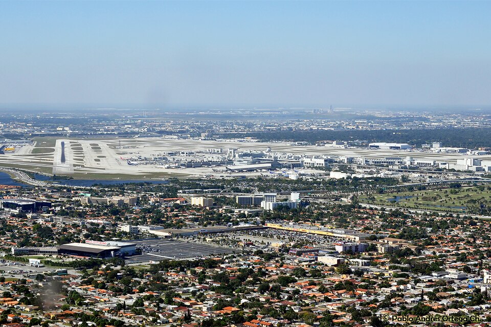 File:Miami International Airport (KMIA-MIA) (8204606870).jpg