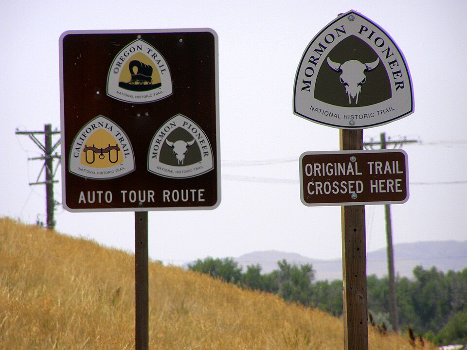 File:Natl Hist Trail route signs.JPG