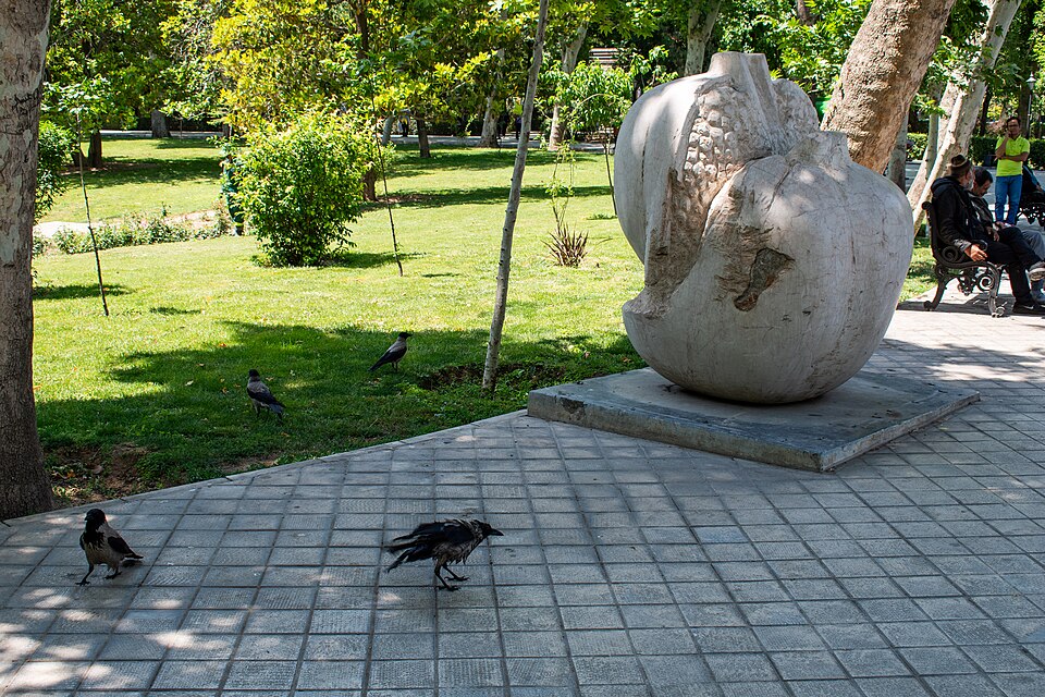 File:Parc de la Ville, Téhéran (2).jpg
