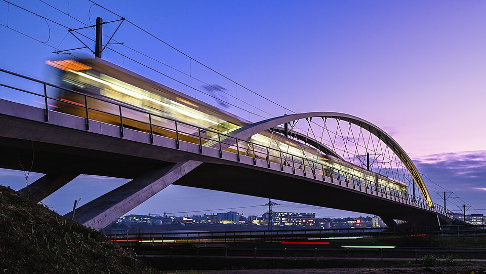 File:Stadtbahnbrücke beim FlughafenStuttgart-pjt.jpg