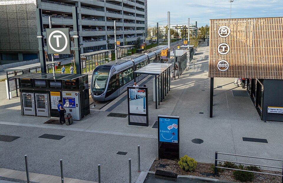 File:Tram T2 'aéroport', Toulouse 2016.jpg