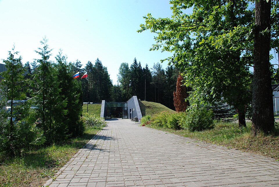 File:Вход на Мемориальный комплекс «Катынь».JPG