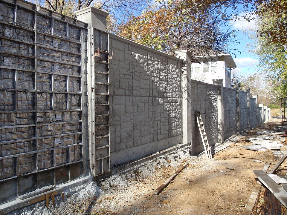 File:Fence Formwork.JPG