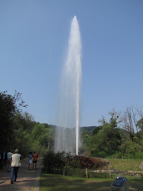 File:Geysir Andernach 2009.JPG