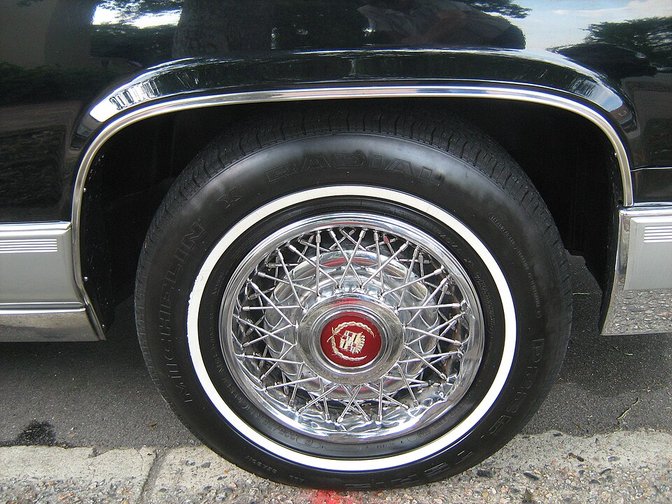 File:1991 Cadillac Fleetwood gold-edition black ww.jpg